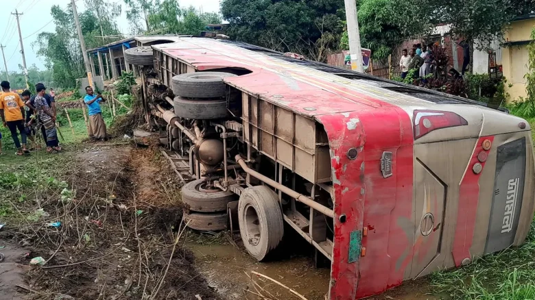 বাহুবলে শ্যামলী পরিবহনের বাস খাদে: ১০ যাত্রী আহত, ঢাকা-সিলেট মহাসড়কে যানজট