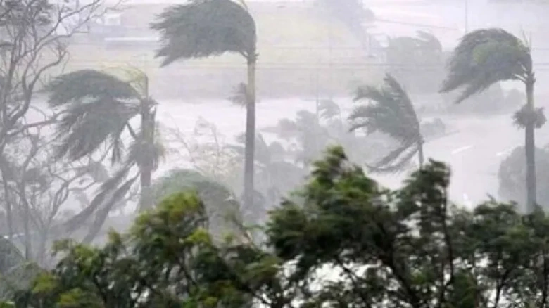 ১১ জেলায় ঝড়ের আভাস, নদীবন্দরে সতর্কবার্তা
