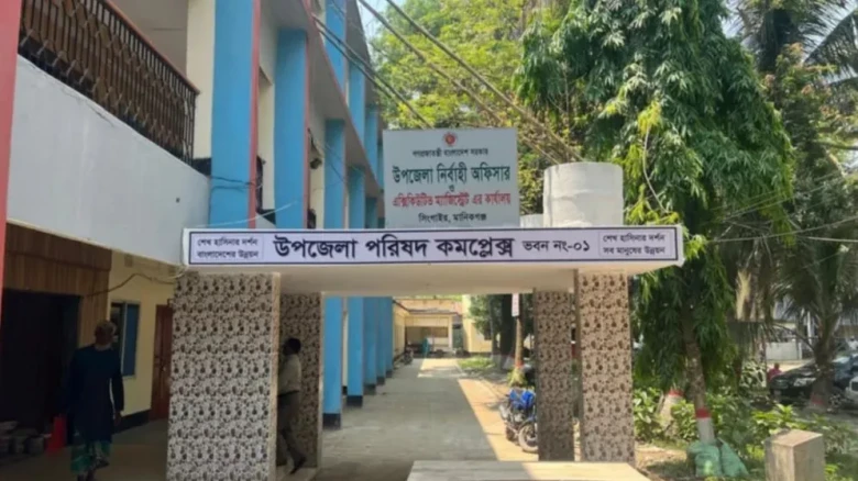 হাইকোর্টের নির্দেশে সিংগাইরে আবারও চেয়ারে ফিরলেন ৮ ইউপি চেয়ারম্যান