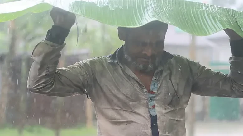 বঙ্গোপসাগরে নিম্নচাপ: ৬ বিভাগে ভারী বৃষ্টির সতর্কবার্তা, প্রস্তুত থাকতে হবে চট্টগ্রামকে