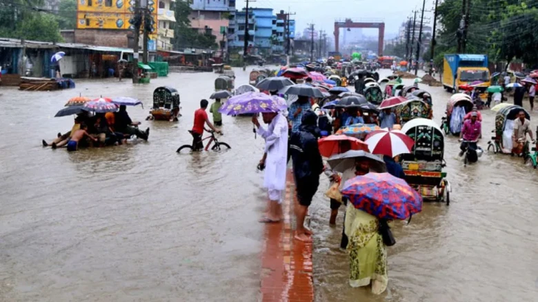 চট্টগ্রামজুড়ে ভয়াবহ জলাবদ্ধতা ও পাহাড়ধসের শঙ্কা