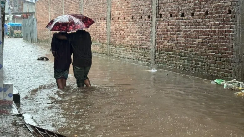 টানা বর্ষণে স্থবির ঢাকা: জলমগ্ন রাজধানীর রাজপথ ও চরম ভোগান্তি
