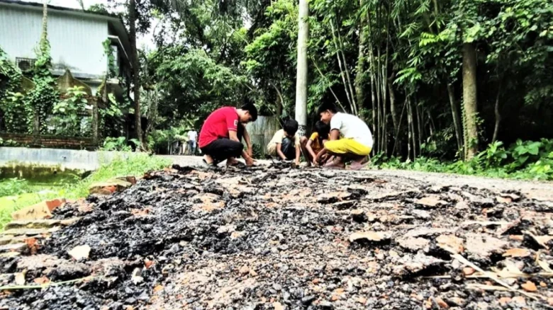 বগুড়ায় ৬৫ লাখ টাকার সড়ক কাজে অনিয়ম, এক সপ্তাহেই উঠছে কার্পেটিং