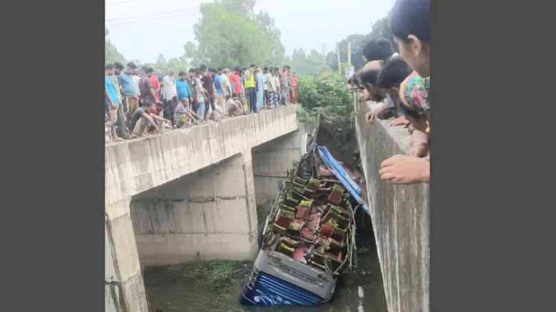 মানিকগঞ্জে নিয়ন্ত্রণ হারিয়ে খালে যাত্রীবাহী বাস, নিহত ১ ও আহত ৪০