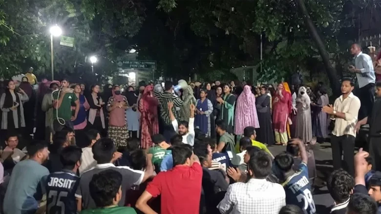 অতিরিক্ত হল ফি কমানোর দাবিতে উত্তাল সরকারি তিতুমীর কলেজ ক্যাম্পাস