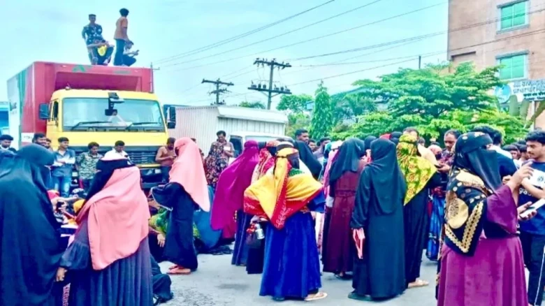 বেতন-ভাতা বৃদ্ধির দাবিতে ঢাকা-চট্টগ্রাম মহাসড়ক অবরোধ, ৩ ঘণ্টা পর যান চলাচল স্বাভাবিক