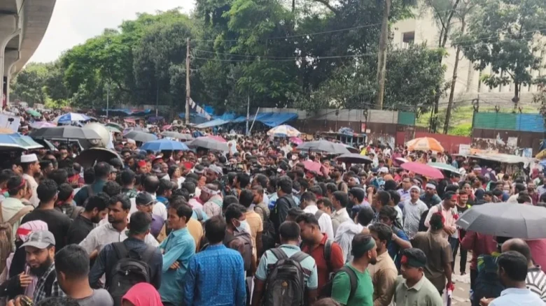 সরকারের আশ্বাসে শাহবাগের অবস্থান কর্মসূচি প্রত্যাহার প্রাথমিক শিক্ষকদের