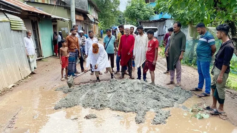 চোখের সামনে গাড়ি উল্টে যাওয়ার পর নিজ খরচে রাস্তা সংস্কার করলেন বিএনপি নেতা