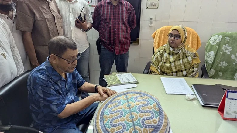বদলগাছী হাসপাতাল হঠাৎ পরিদর্শনে স্বাস্থ্যমন্ত্রী, নতুন ভবন নির্মাণের আশ্বাস