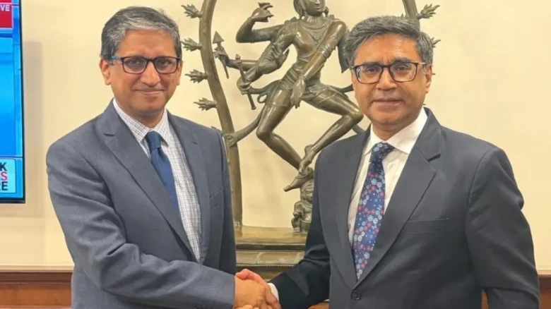 ভারতের পররাষ্ট্র সচিব বিক্রম মিশ্রির সঙ্গে বাংলাদেশের হাইকমিশনার রিয়াজ হামিদুল্লাহর বিদায়ী সাক্ষাৎ